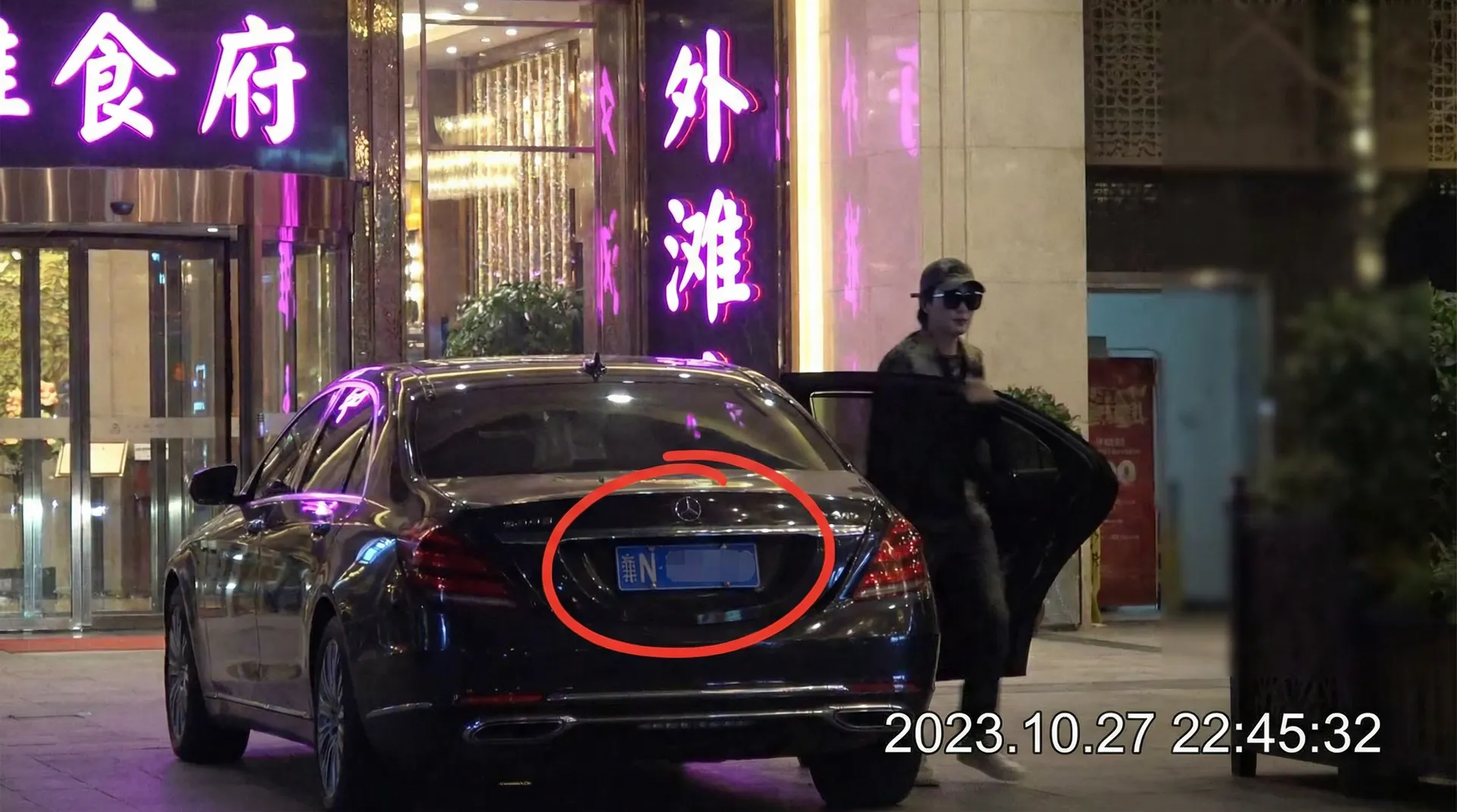 Y6英亚体育官网 - 豪车餐厅外偷拍